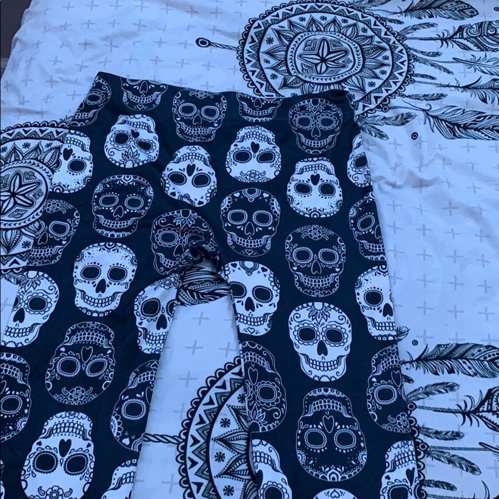 Leggings with skulls